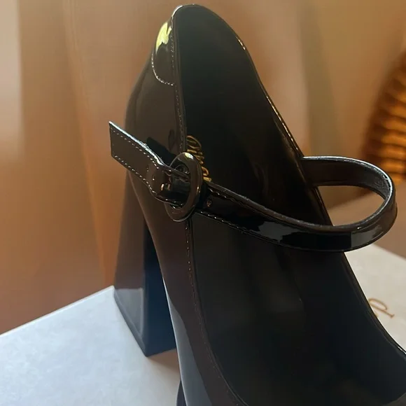 Shoes - Picture 2 of 6